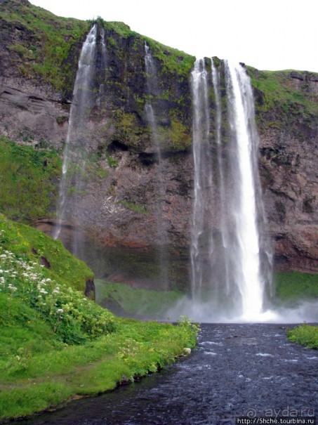 Водопад Seljalandsfoss - пройтись под струей Водопад Seljalandsfoss - пройтись под струей