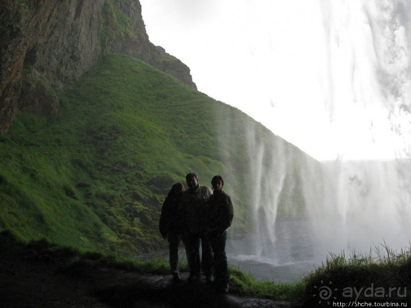 Водопад Seljalandsfoss - пройтись под струей