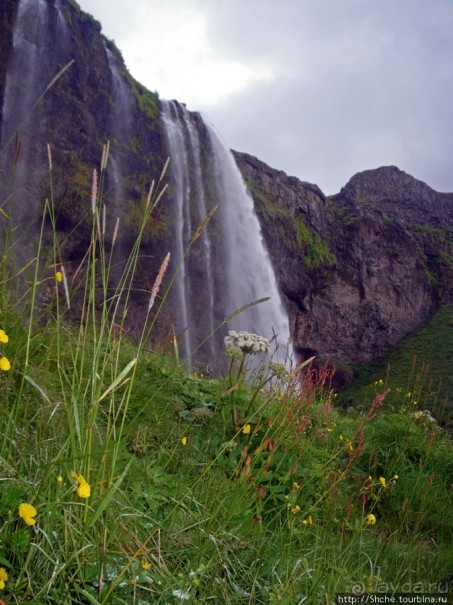 Водопад Seljalandsfoss - пройтись под струей