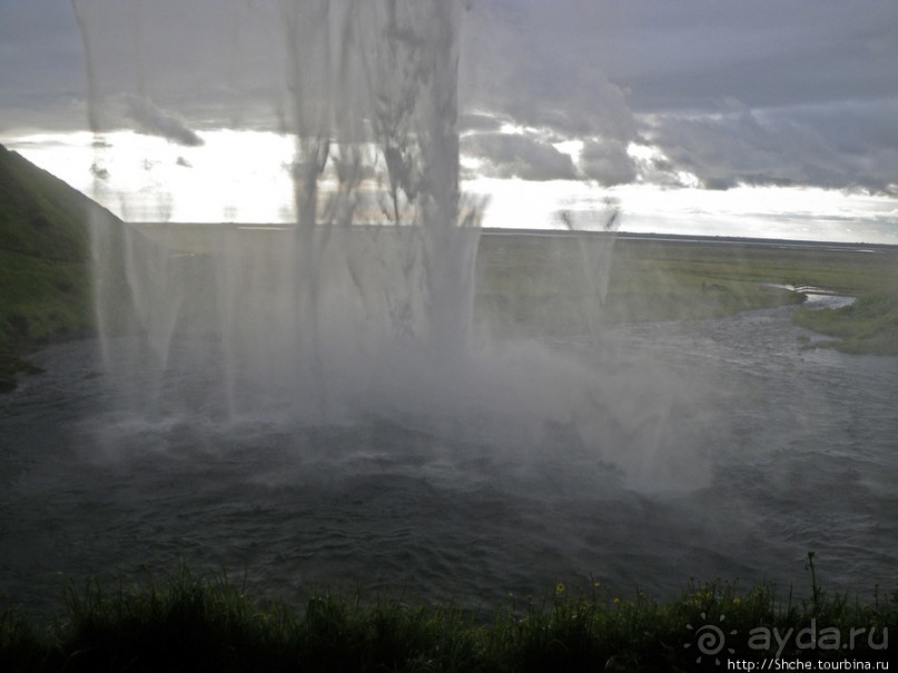 Водопад Seljalandsfoss - пройтись под струей
