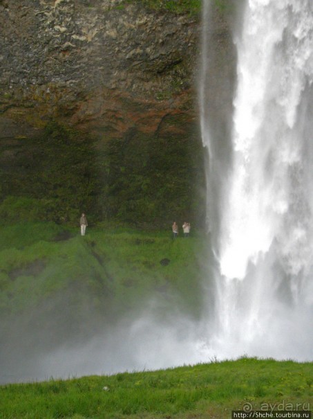 Водопад Seljalandsfoss - пройтись под струей