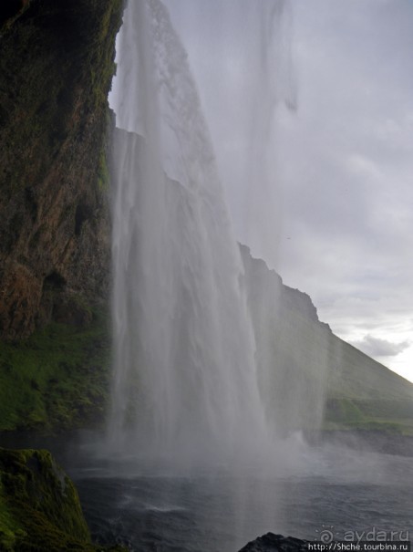 Водопад Seljalandsfoss - пройтись под струей