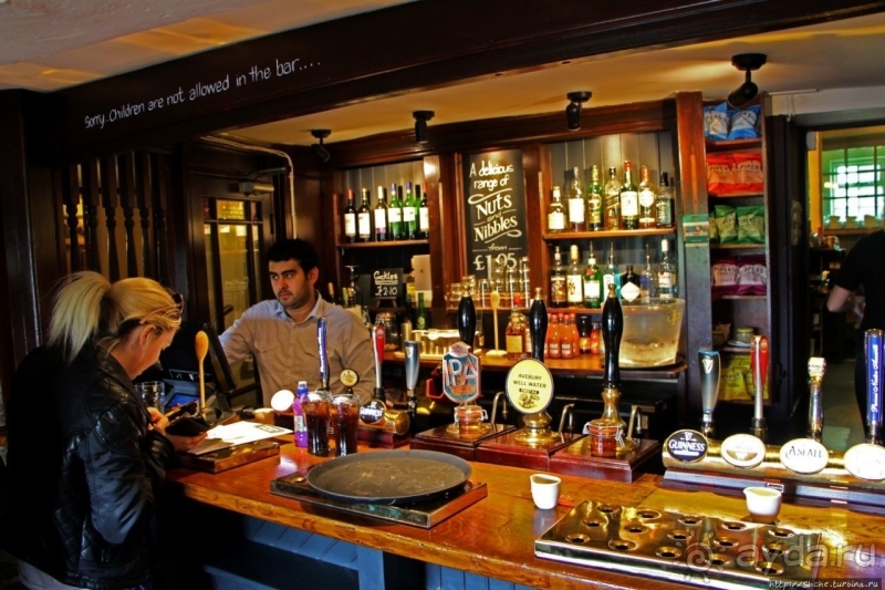 "The Red Lion" — аутентичный английский паб в Эйвбери