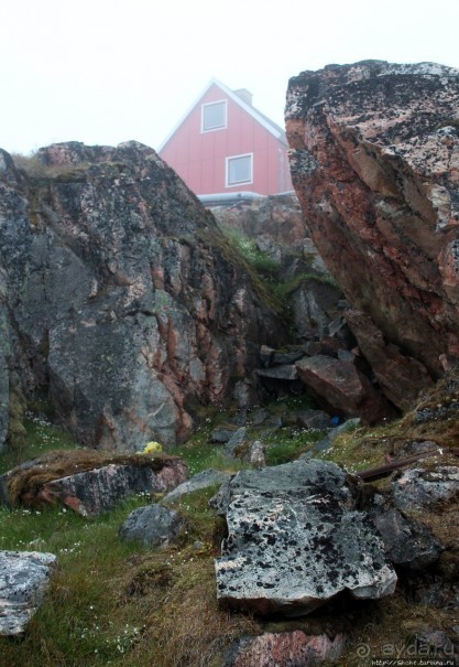 Ледяной порой Аасиаат из тумана выплывает