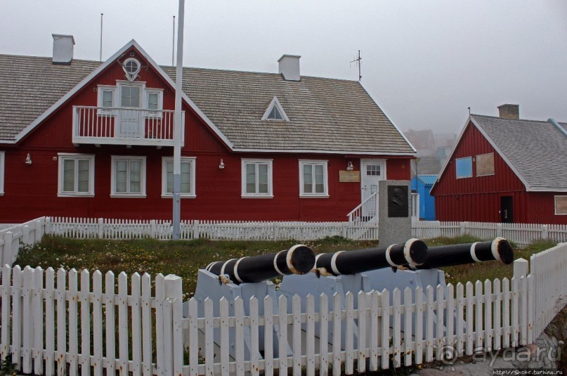 Ледяной порой Аасиаат из тумана выплывает