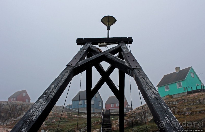 Ледяной порой Аасиаат из тумана выплывает