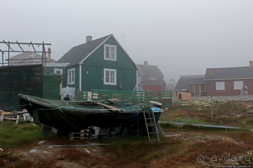 Ледяной порой Аасиаат из тумана выплывает