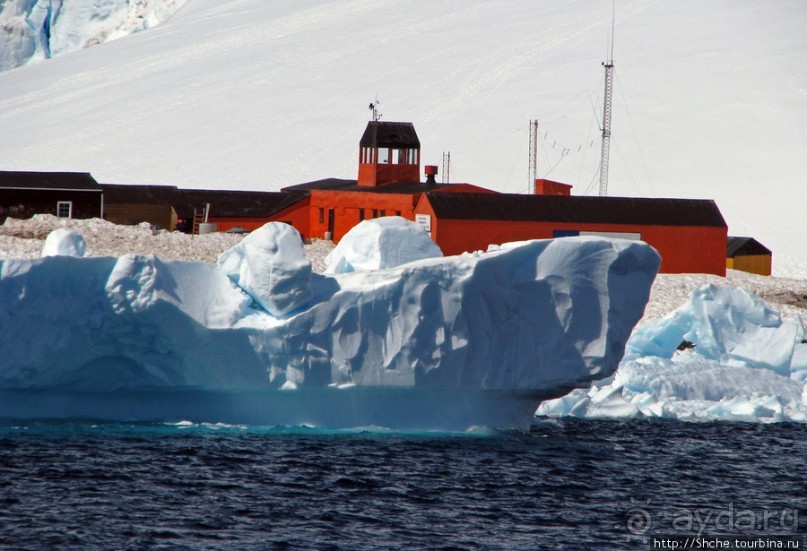 Чилийская антарктическая база Gonz. Videla в заливе Paradise