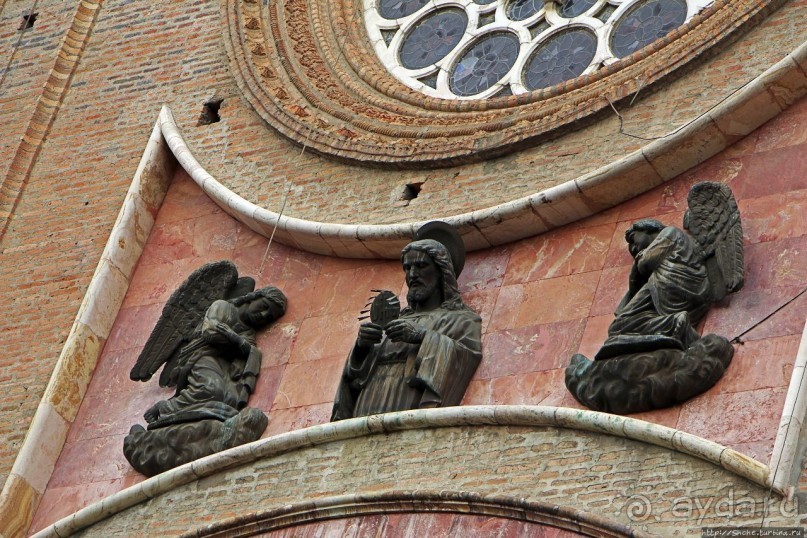 Чудо с белыми куполами из кирпича и розового мрамора