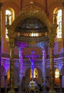 Чудо с белыми куполами из кирпича и розового мрамора