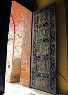 Чудо с белыми куполами из кирпича и розового мрамора