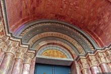 Чудо с белыми куполами из кирпича и розового мрамора