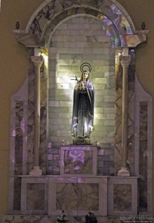 Чудо с белыми куполами из кирпича и розового мрамора