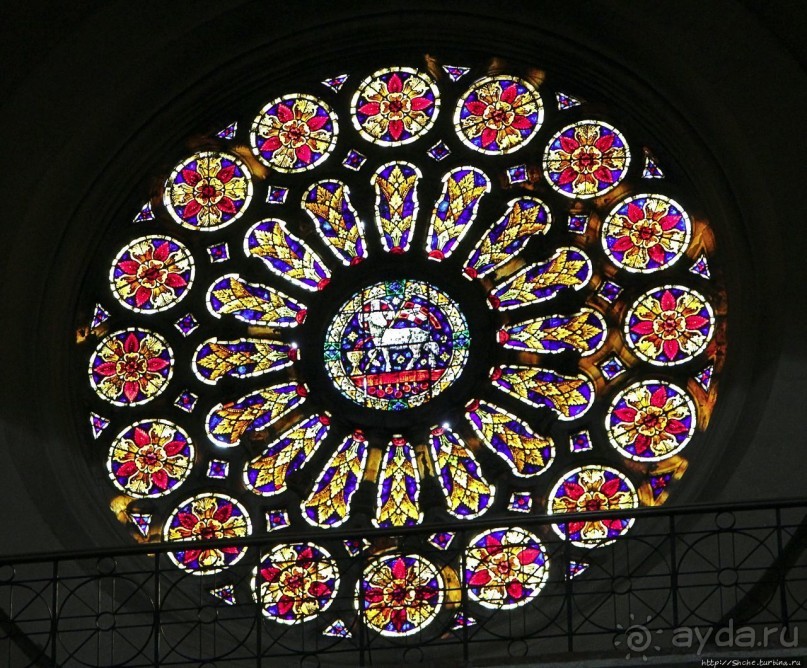 Чудо с белыми куполами из кирпича и розового мрамора