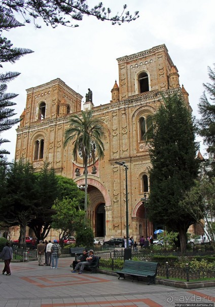 Чудо с белыми куполами из кирпича и розового мрамора