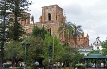 Чудо с белыми куполами из кирпича и розового мрамора