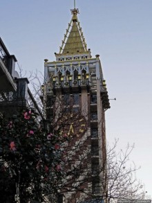 Площадь Пьяцца: башня с курантами и открывающиеся куклы