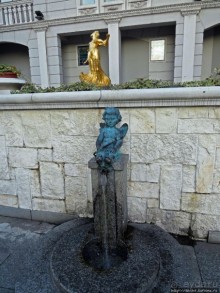 Площадь Пьяцца: башня с курантами и открывающиеся куклы