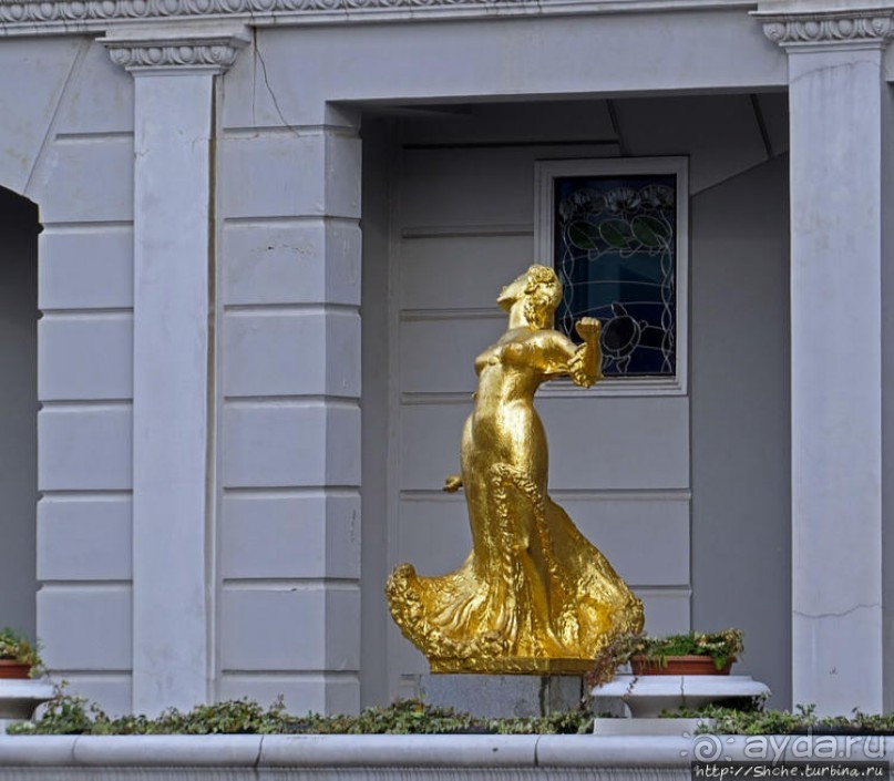 Площадь Пьяцца: башня с курантами и открывающиеся куклы