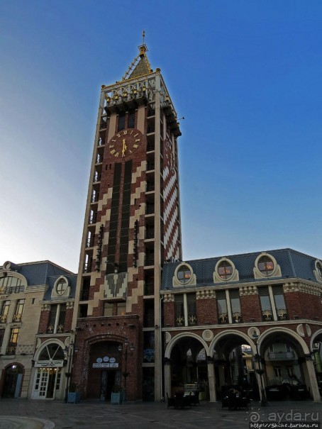 Площадь Пьяцца: башня с курантами и открывающиеся куклы