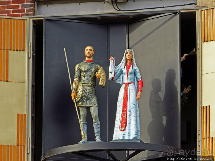 Площадь Пьяцца: башня с курантами и открывающиеся куклы