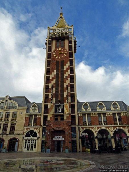 Площадь Пьяцца: башня с курантами и открывающиеся куклы