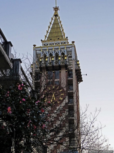 Площадь Пьяцца: башня с курантами и открывающиеся куклы