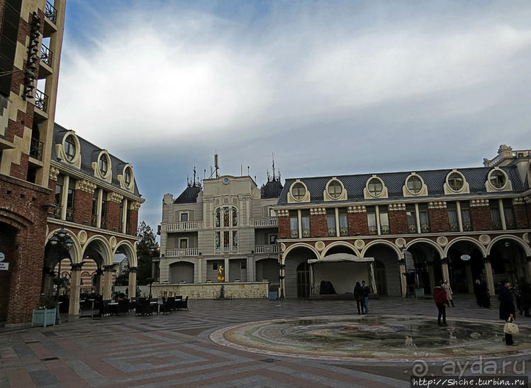 Площадь Пьяцца: башня с курантами и открывающиеся куклы