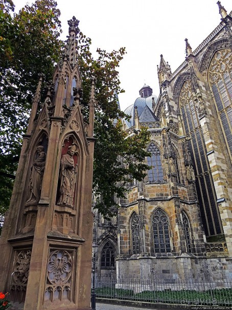 Альбом отзыва "Ахенский собор — первый среди великих и уникальных"