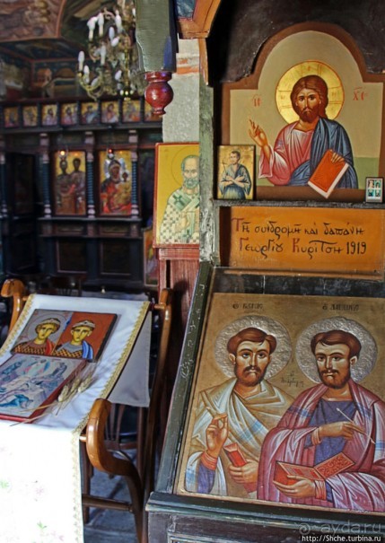 Уютная церквушка в оливковом саду