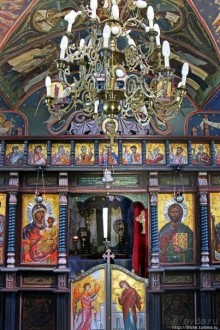 Уютная церквушка в оливковом саду