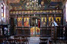 Уютная церквушка в оливковом саду