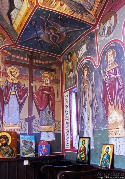 Уютная церквушка в оливковом саду