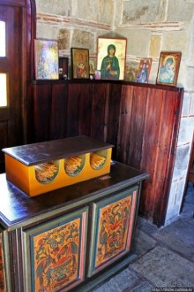 Уютная церквушка в оливковом саду