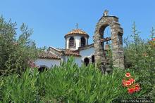 Уютная церквушка в оливковом саду