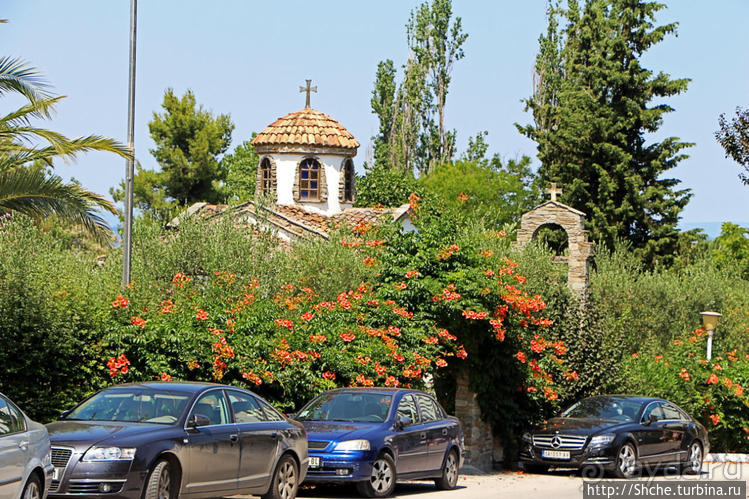 Уютная церквушка в оливковом саду