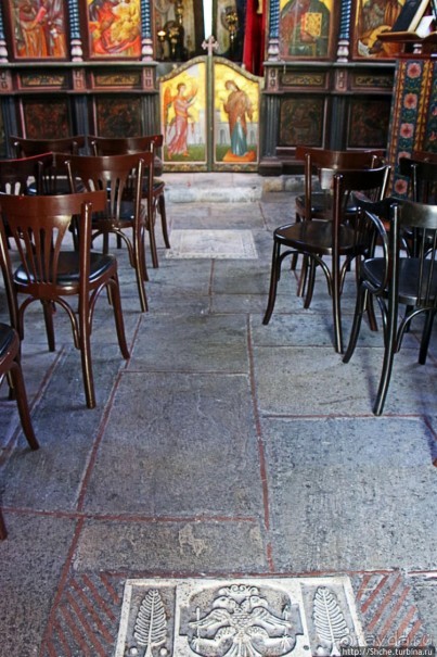 Уютная церквушка в оливковом саду