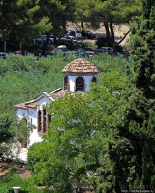 Уютная церквушка в оливковом саду