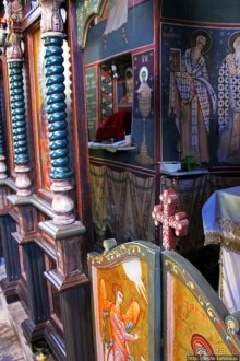 Уютная церквушка в оливковом саду