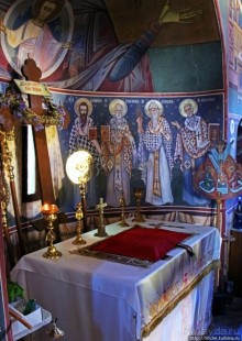 Уютная церквушка в оливковом саду