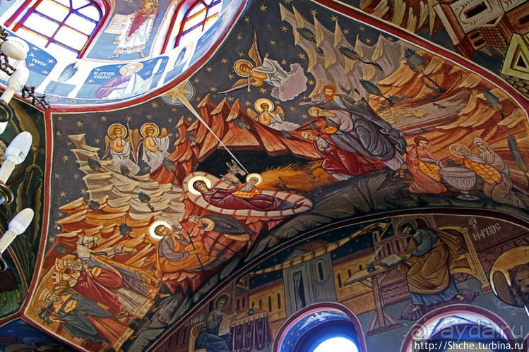 Уютная церквушка в оливковом саду