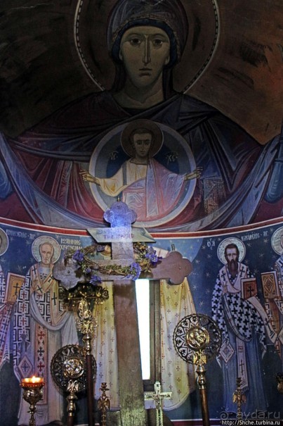 Уютная церквушка в оливковом саду