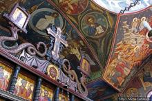 Уютная церквушка в оливковом саду