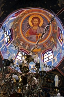 Уютная церквушка в оливковом саду