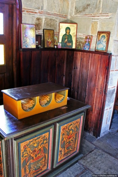 Уютная церквушка в оливковом саду