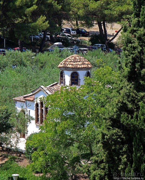 Уютная церквушка в оливковом саду