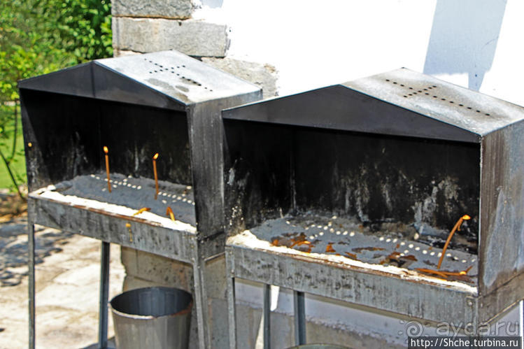 Уютная церквушка в оливковом саду