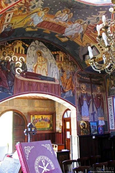 Уютная церквушка в оливковом саду