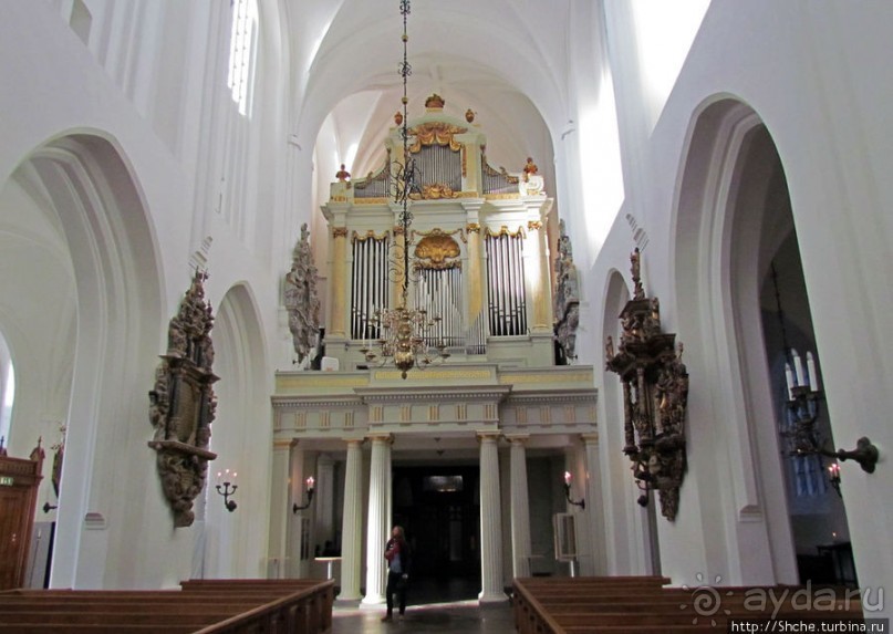 Церковь св. Петра ( 14 век ) - интерьер и "тайная комната"