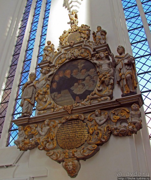 Церковь св. Петра ( 14 век ) - интерьер и "тайная комната"